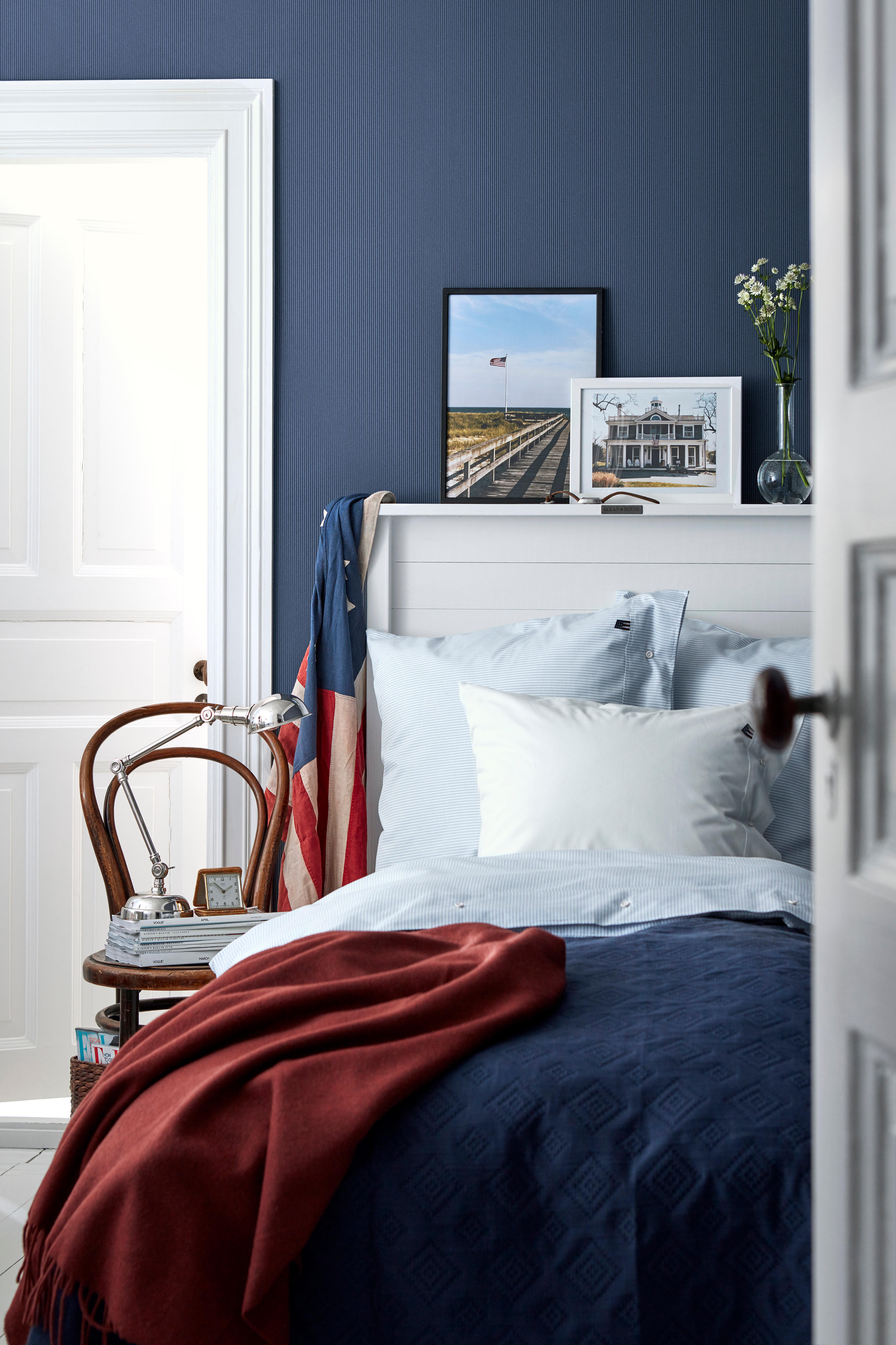 HOVEDFARGE: Størrelsen på flaten med farge påvirker også hvordan vi opplever helheten. Hvitt gjør andre farger renere og mer intense. I dette soverommet får det glatte hvite den dype blå til å stråle. Tapetet er fra Lexington/Borge. (Foto: Borge)