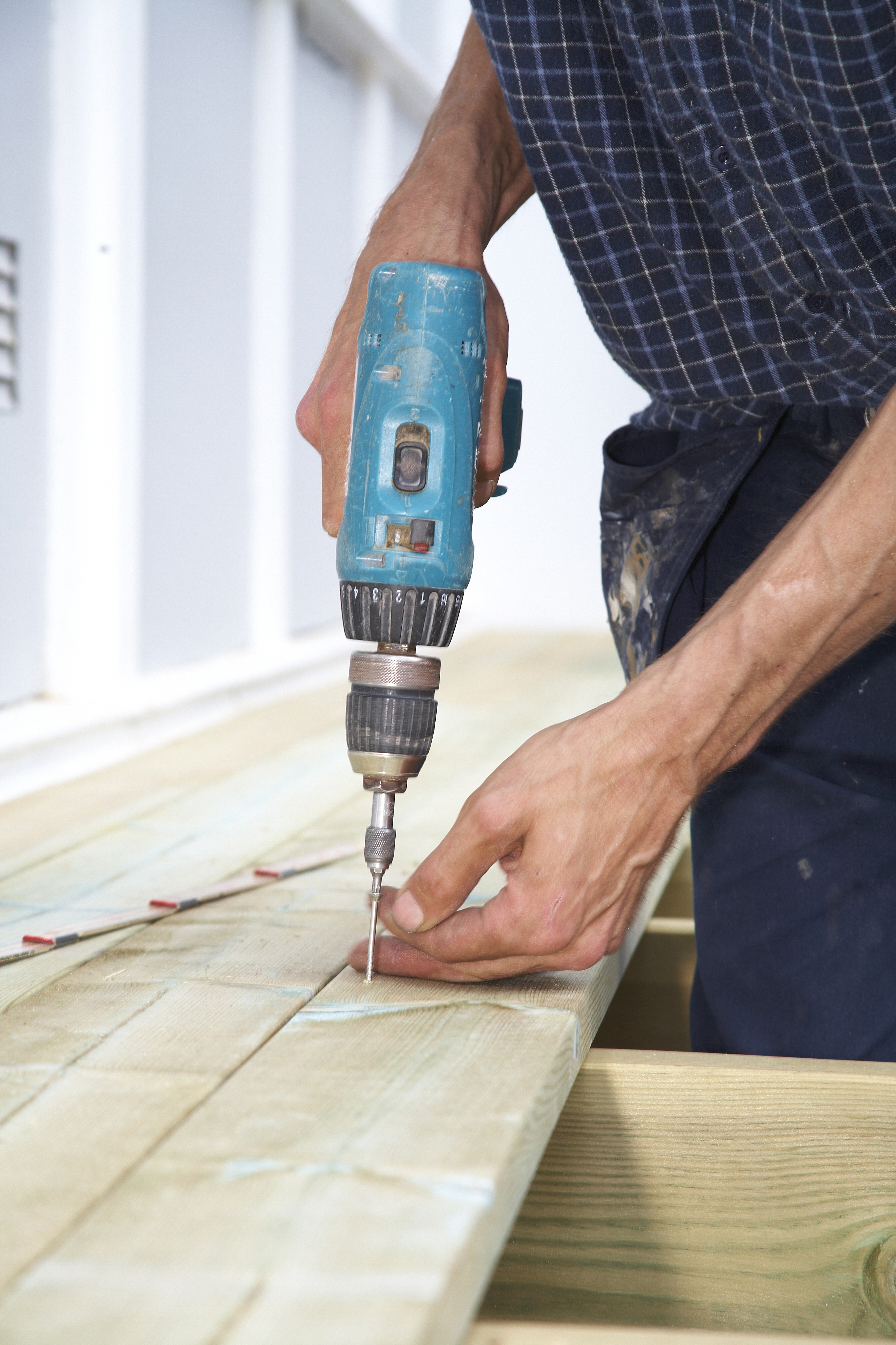 Hvor lenge må trykkimpregnert tre tørke?