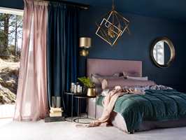 <b>INNSLAG:</b> Med innslag av det rosalilla på soverommet, er det bare å krype til sengs og slappe av. Her sammen med blått, som Fargerike kåret til årets farge for 2018. (Foto: Fargerike)