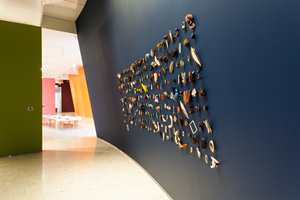 IMPONERENDE: En samling forarbeider ble vist som et eget kunstverk mot den blå veggen. Hver del forteller sin historie om håndlag og formsans av stort format. 