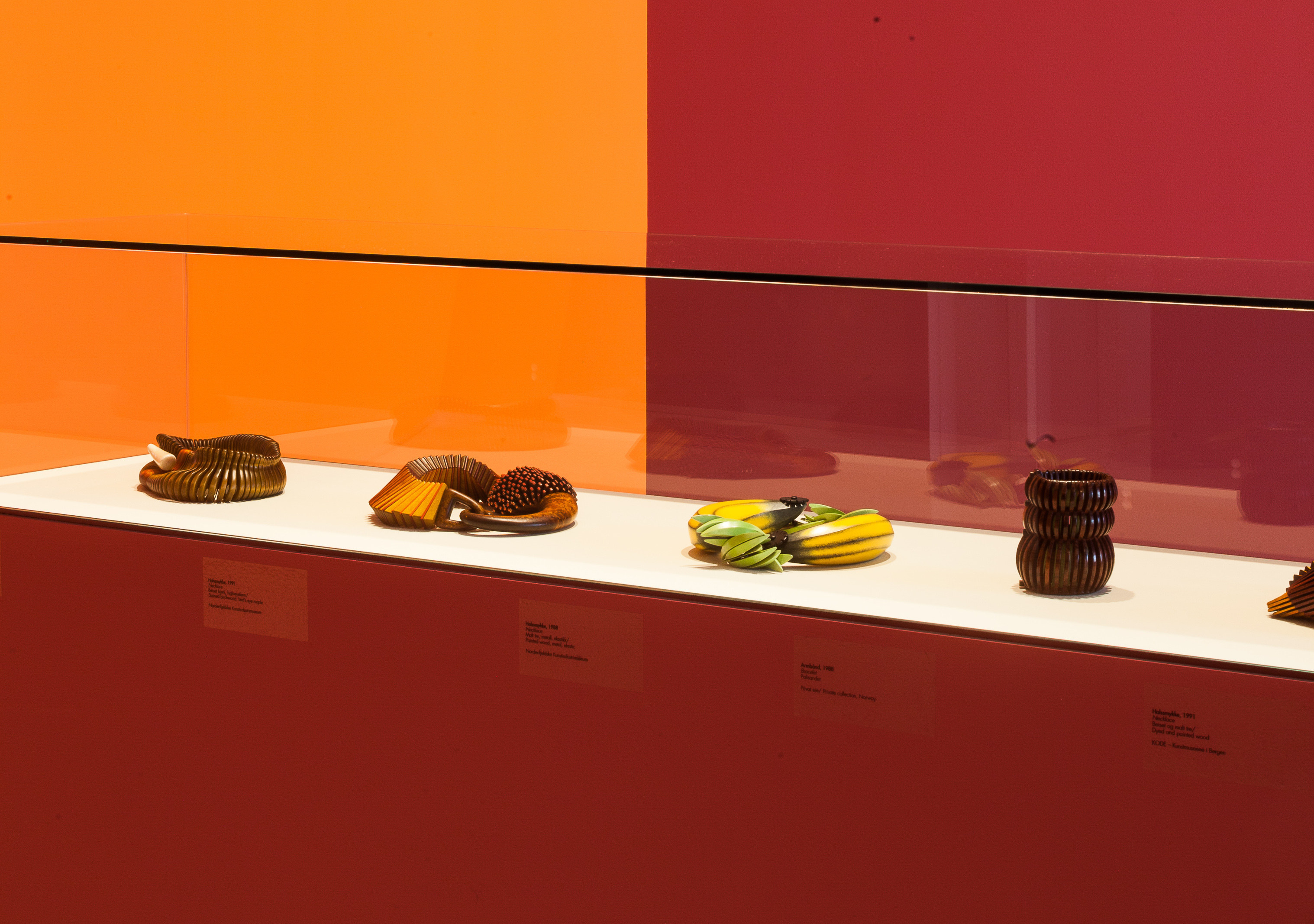 Lillehammer kunstmuseum smykkeutstilling