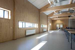 <b>TRE OG VINYL:</b> Galleriet over gymsalen er romslig og luftig, på gulvet er det lagt et 2 mm homogent vinylgulv, det samme som i trapper og klasserom.