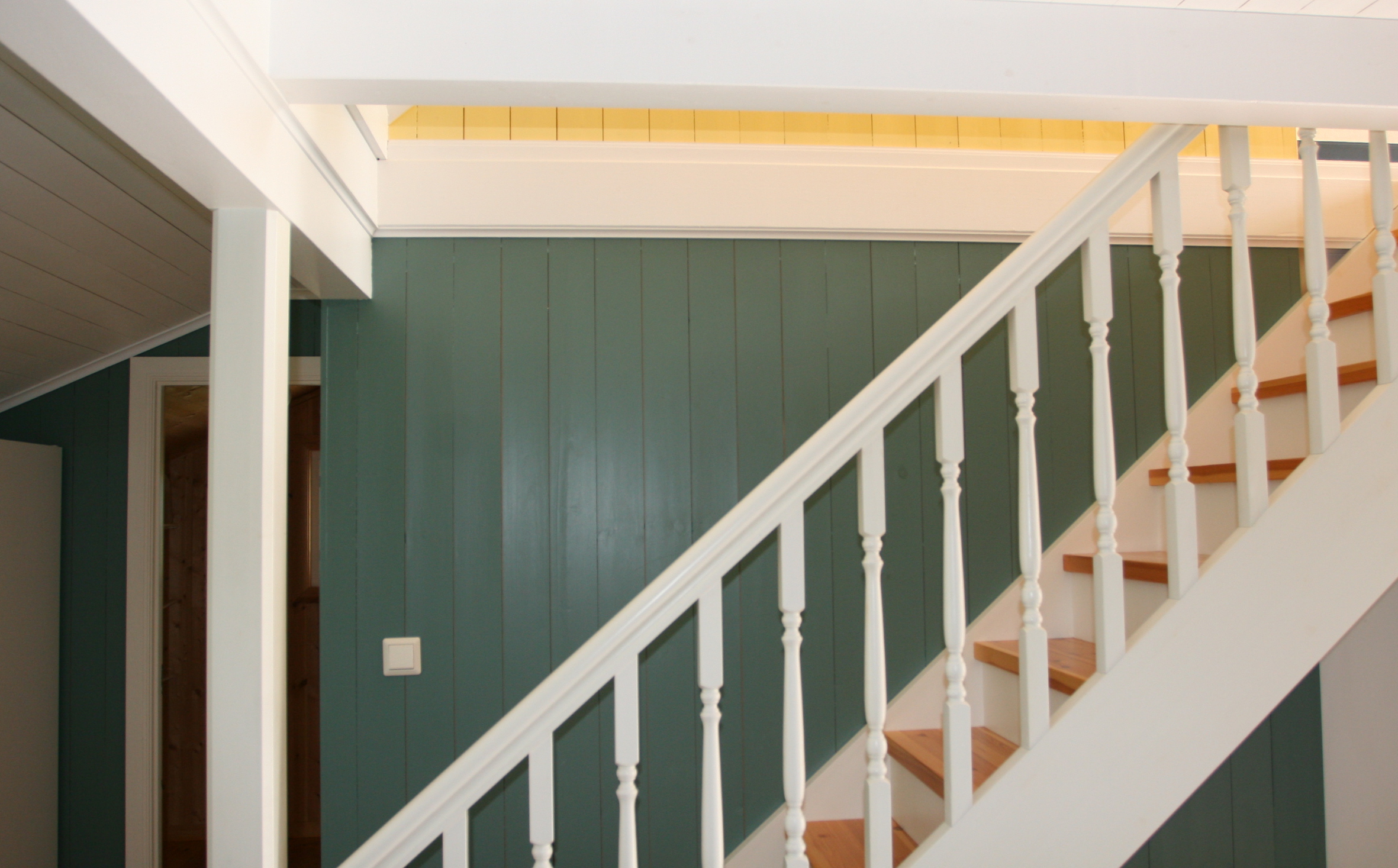 Grønnfargen spiste opp lyset og gjorde rommet mørkt. 