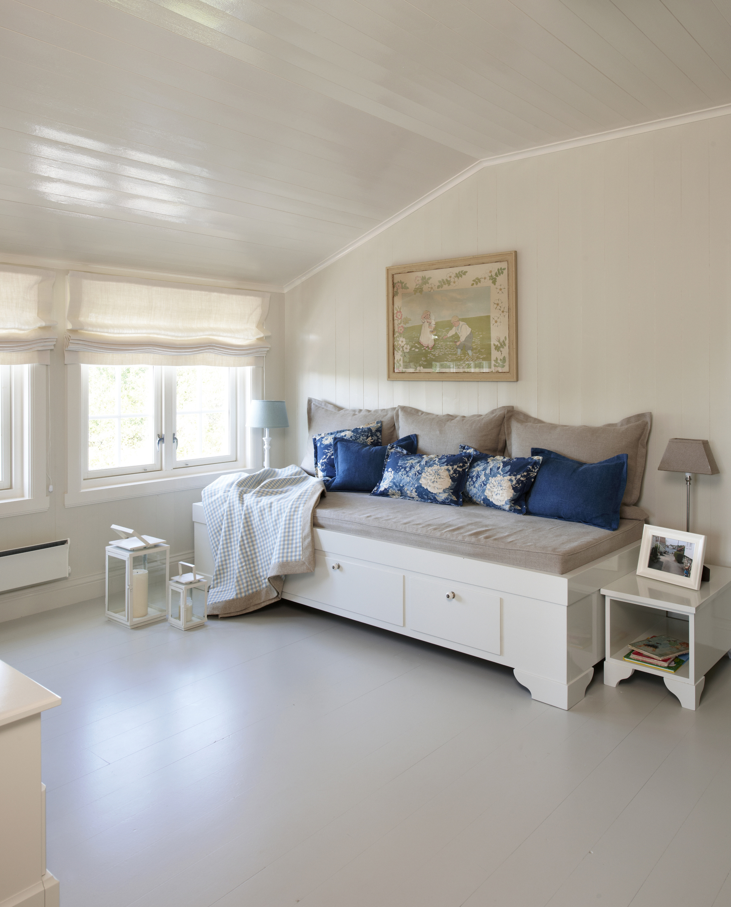 Elegant – tak, listverk og vinduer fikk en varm hvitfarge, mens veggene er malt i en lys, grå farge med litt gult i. 