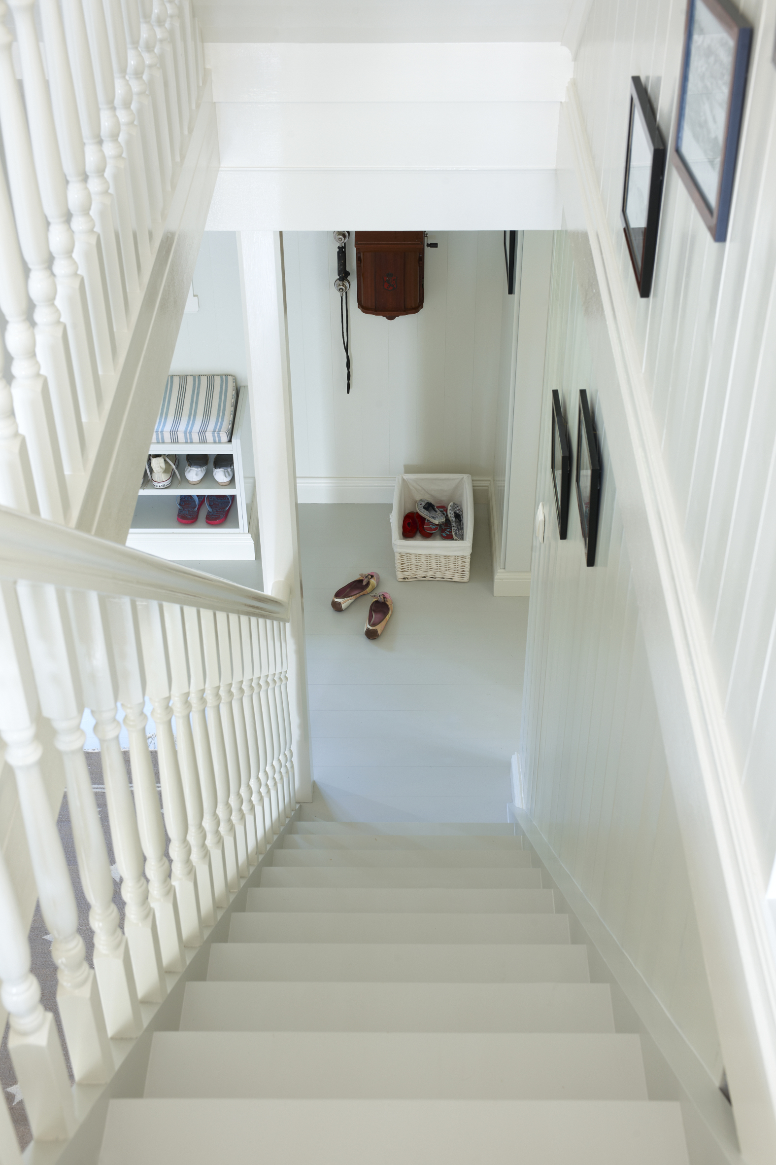 Trappetrinn, vanger og gulv har samme farge, som også er den mørkeste fargen i rommet. Dette skaper helhet og tyngde. 