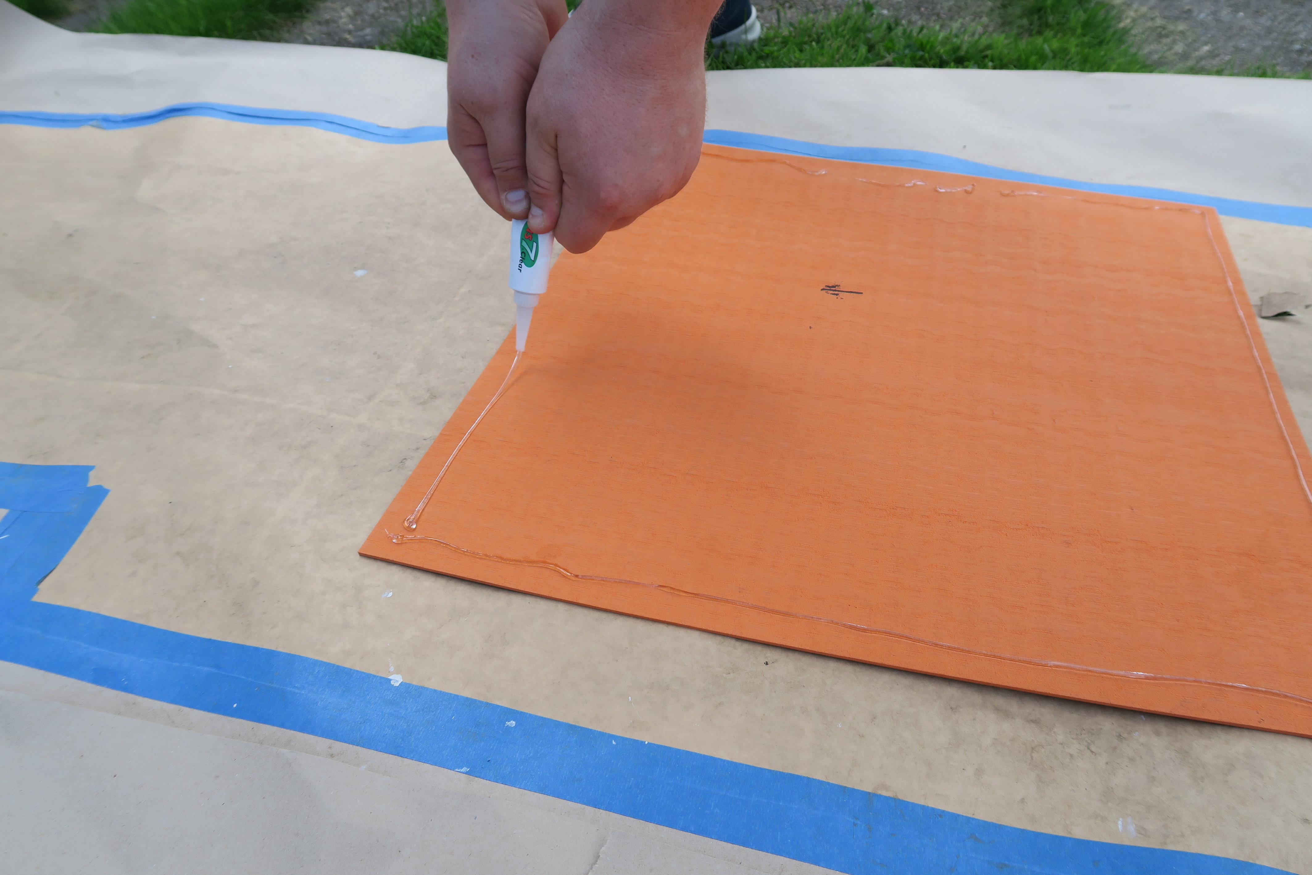 Vi påfører lim langs kantene og på kryss og tvers. 