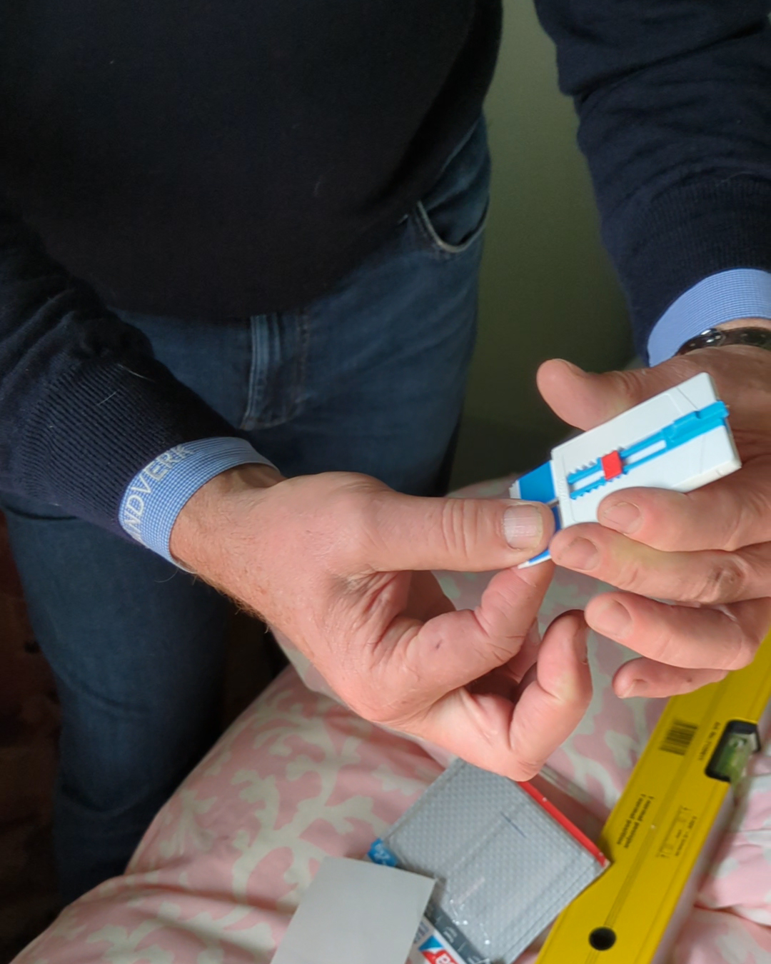 Lars Petter fra Jordan viser hvordan man drar ned på teipen for å løsne