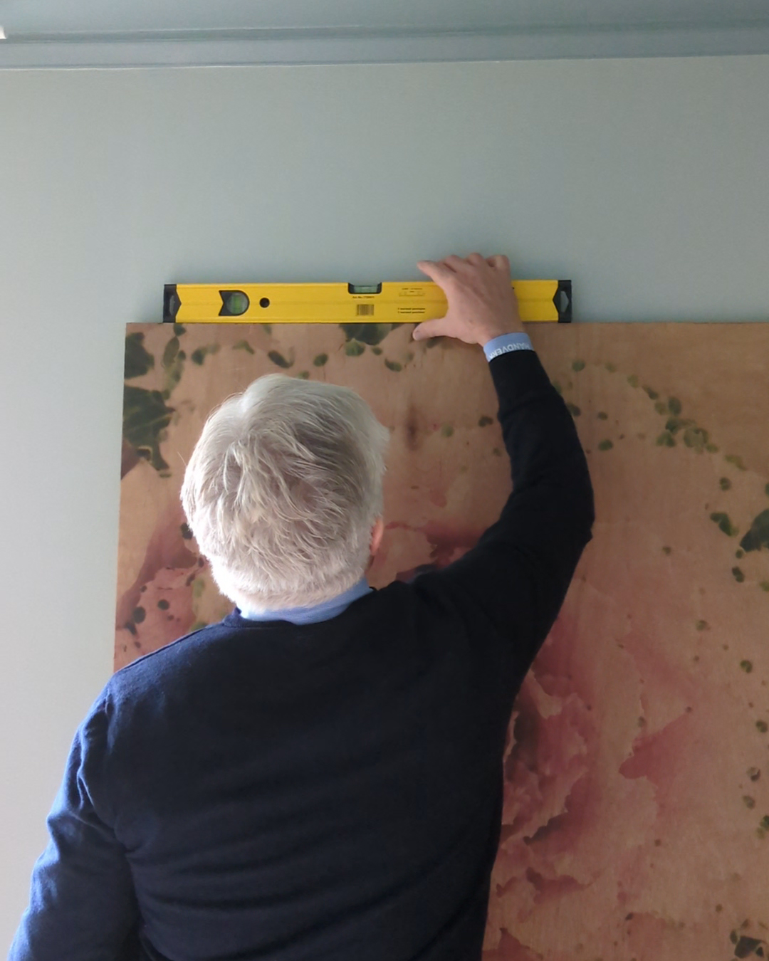 Lars Petter sjekker om bildet er i vater