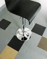 <b>EFFEKT</b> Det gråmelerte gulvet har spredte fargeinnslag, som skaper en tøff effekt. Marmoleum Click fra Forbo. (Foto: Forbo)
