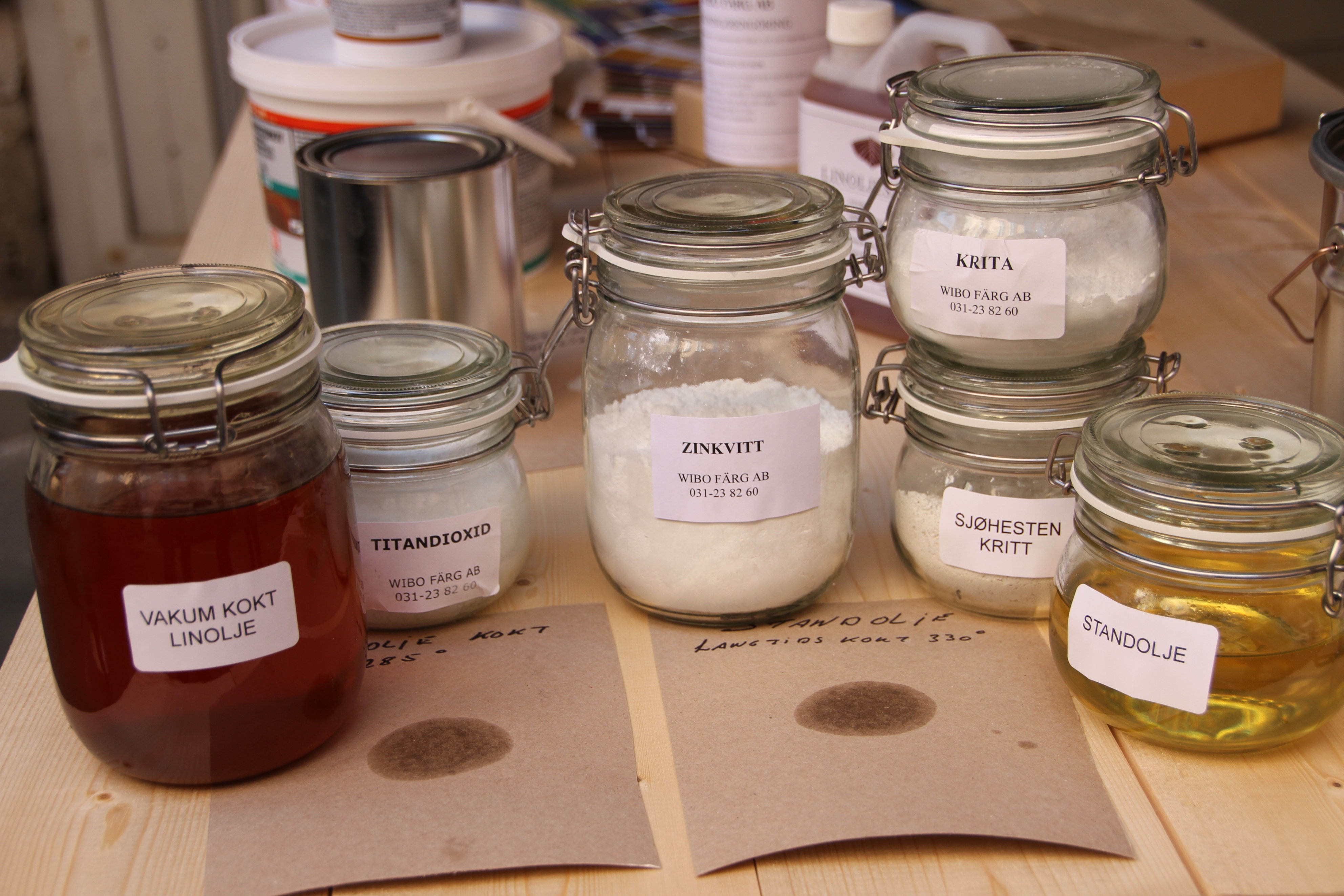 Før blandet maleren sin egen linoljemaling på stedet. I dag er det få som behersker denne kunsten. 