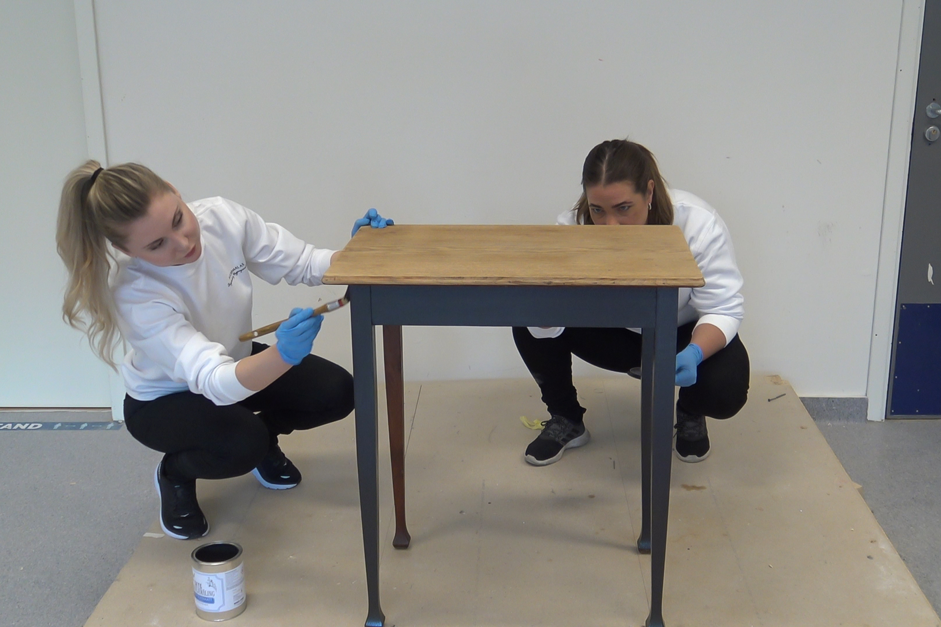 Zane Vucena og Josefine Rydergren maler med linoljemaling.