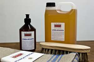 <b>GULVPLEIE: </b>Håndverksmessig produsert linoljesåpe er biologisk nedbrytbar og fetere enn vanlig såpe. Den brukes tradisjonelt til å vaske gulv med, men kan brukes til mye mer. 