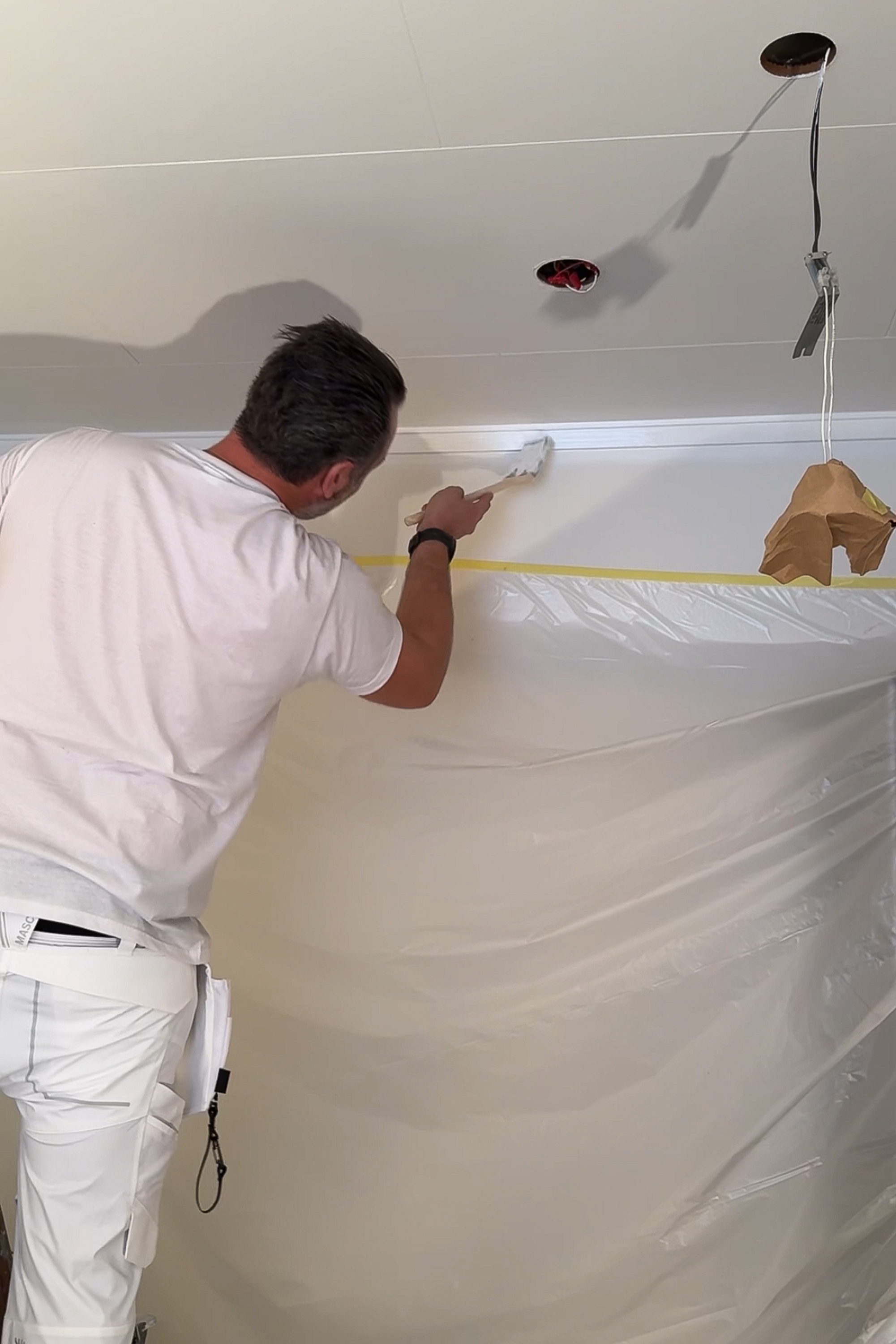 male listverk, med radiatorpensel.