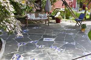 <b>VELKOMMEN:</b> Fliskunst inspirert av spansk mosaikk skaper liv i hagen! 
