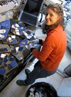 <b>KREATØREN:</b> Designer Siv Amundsen-Lack fester mosaikkbitene til skiferhellene.