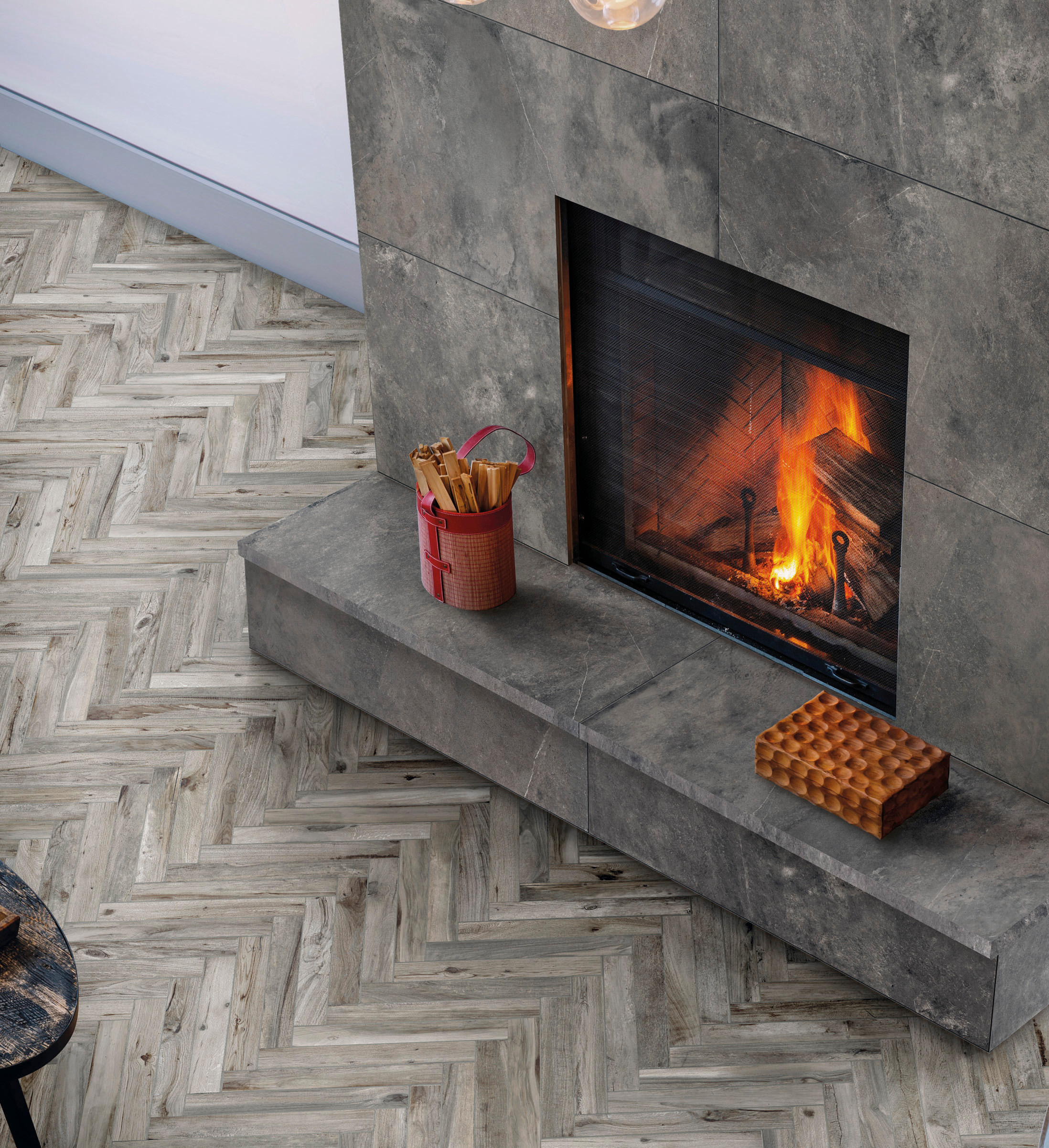 FISKEBEIN: Flisene Living kan også legges i fiskebeinmønster. På badet kan de eventuelt kombineres med malte vegger. Overgangen mellom vegg og gulv «pyntes» med en gulvlist i kunstmateriale.