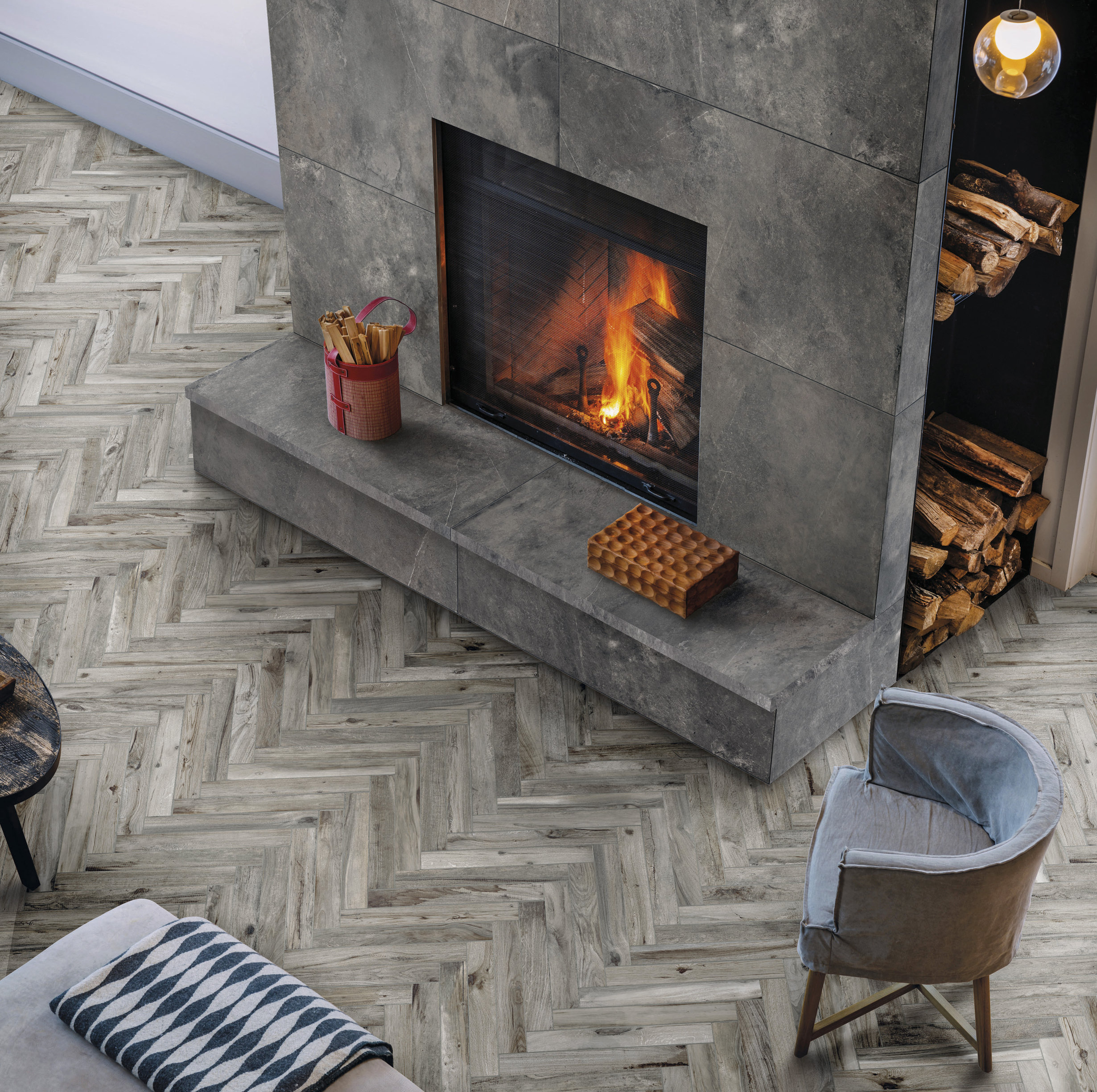 FLISEFINT: Fliser i treimitasjon fra Golvabia er her lagt i fiskebeinsm&oslash;nster, og gir et eksklusivt uttrykk. (Foto: Golvabia)