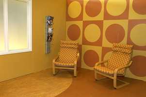 Friskit og dristig: En malt gul vegg matchende med en tapetsert fondvegg og det minst like matchende gulv - linoleum sammensatt av to varianter.