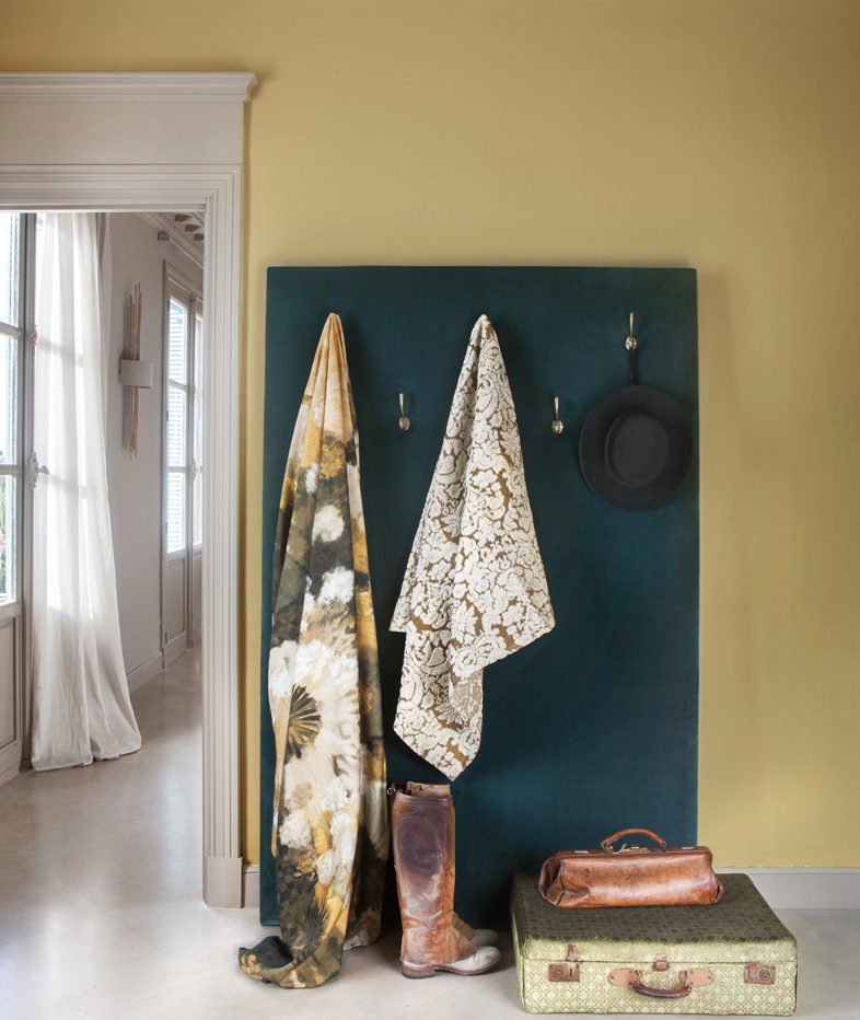 NABOER: Andre farger som klinger godt sammen er nabofarger på fargesirkelen, slik som gul og grønn. Disse avstemte tekstilene og tapetet er fra Lizzo/Green Apple. (Foto: Green Apple)