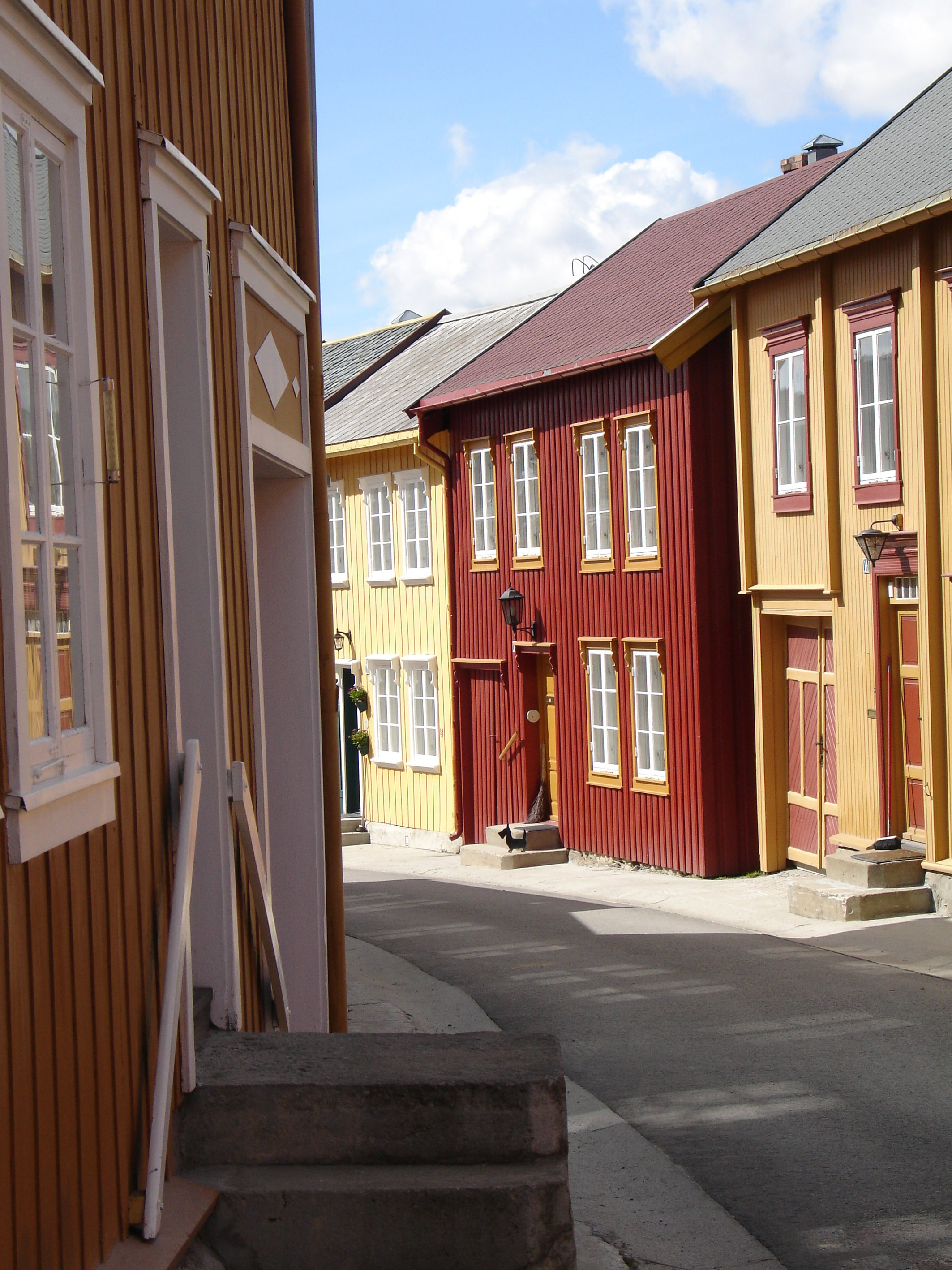 LOKALT: Dropp trendfargene, g&aring; heller p&aring; jakt i den lokale historien og fin farger som kler huset og omgivelsene. (Foto: Bj&oslash;rg Owren/ifi.no)