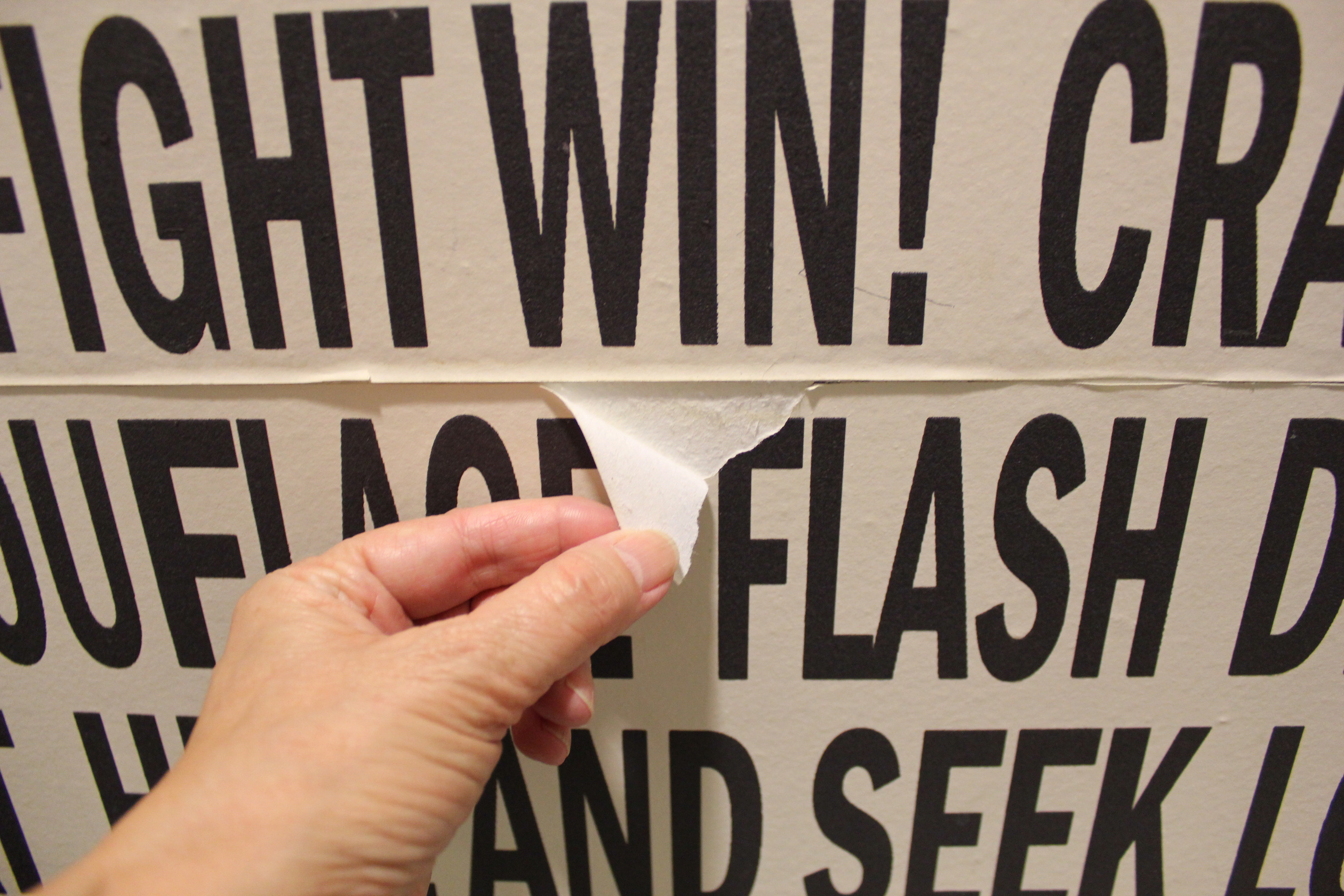 Når tapetet er spaltbart, er det enkelt å fjerne det ytterste laget.