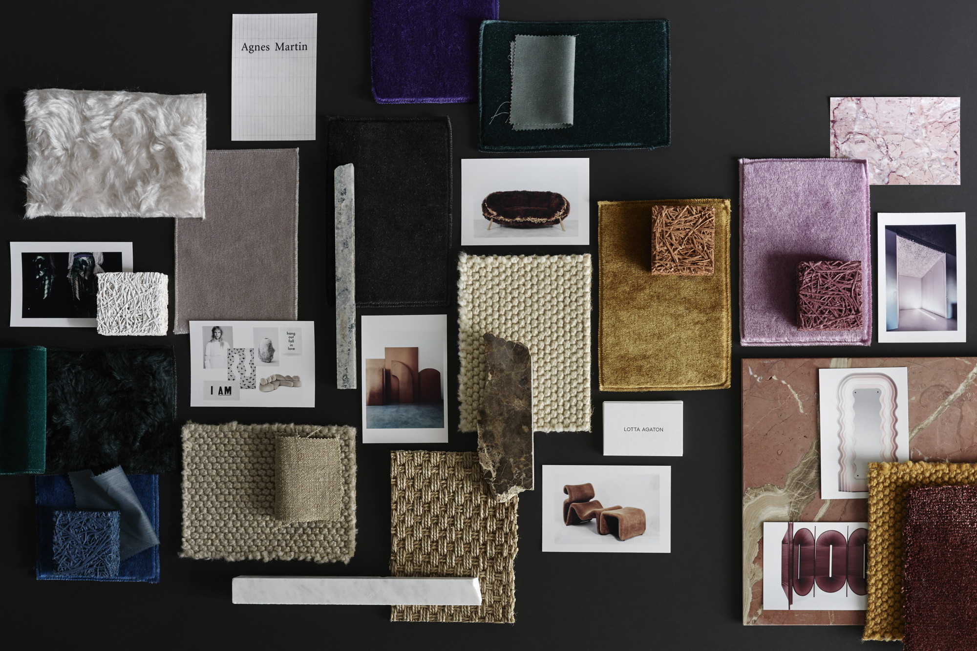 MATERIALKART: Lotta Agaton er ikke opptatt av trender og årets farge. Det viktigste er kvaliteter som holder lenge, og det kan skapes mye nytt og spennende med gode materialer og farger. (Foto: Kristofer Johnsson/Stockholmsmässan)