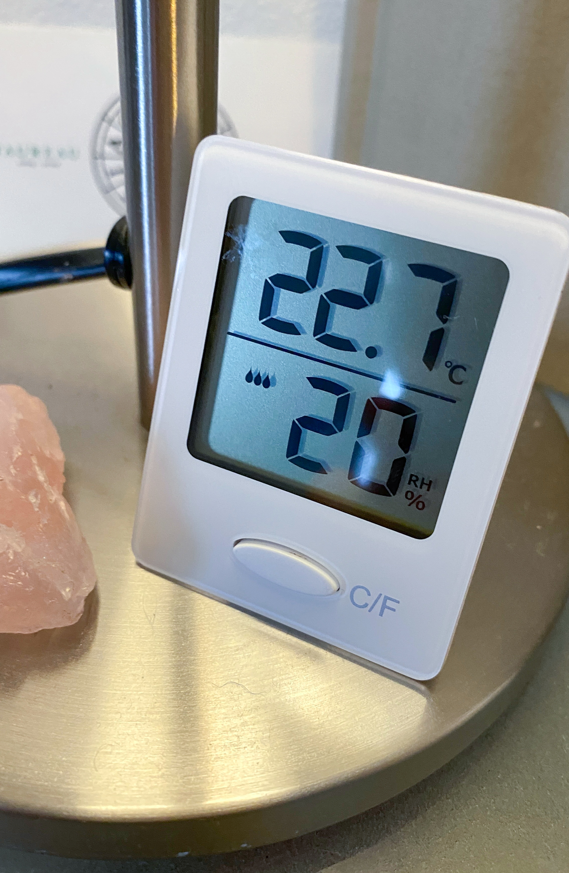 Måleapparat viser 20 prosent relativ fuktighet.