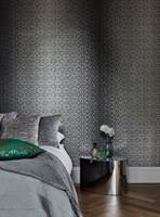 TAPET: Tapet, tekstiler og mørke farger gir luksus på soverommet. (Foto: Tapethuset)