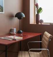 MATT: Med den matte fargen Frappe på veggene og det rødmalte bordet sprayet i fargen Årgang, kan arbeidslysten og energien bare komme! Farger fra Butinox og Quick Bengalack.