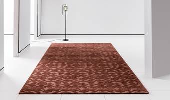 BRENT: Brente rødtoner på tepper og tekstiler bidrar til et lunere, varmere og mer elegant interiør. Teppe fra Sahco/Intag.