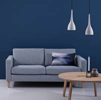 GRÅ SOFA: En blå vegg er fin bakgrunn for en grå sofa. Men test blåfargen mot sofaen din før du bestemmer farge. (Foto: Bohus)