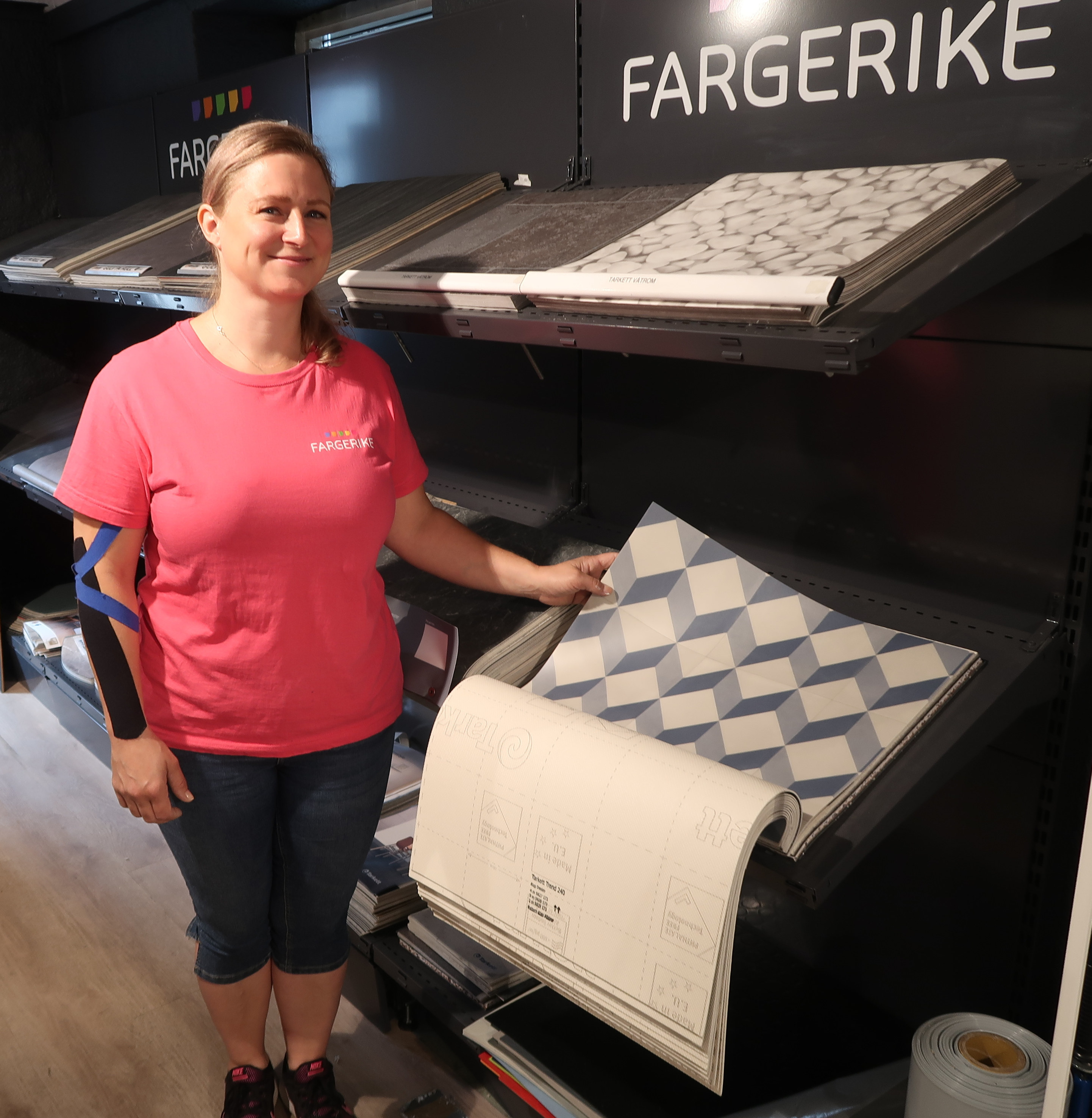 Turid Eriksen ved et gulvstativ