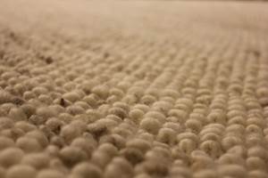 Tepper på gulvet gir et fint og lunt utrykk og gjør hjemmet koseligere. Gulvtepper har også flere praktiske egenskaper som bør løftes frem. Her er fire grunner til hvorfor du bør vurdere å ha flere tepper hjemme.