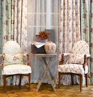 Gamle stoler og puter kan få nytt liv med nytt trekk. Benytte gjerne det samme tekstilet på møbler og puter som på gardinene.<br/><a href='https://www.ifi.no//lunt-interior-med-tekstiler'>Klikk her for å åpne artikkelen: Lunt interiør med tekstiler</a><br/>Foto: 