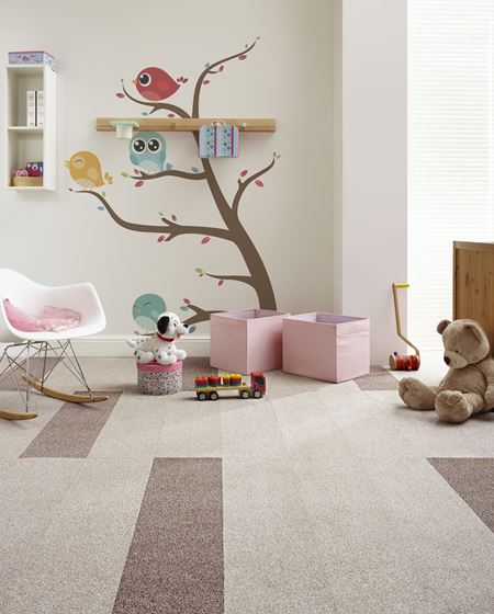 Barneføtter trives godt på teppe. Teppefliser er enkle å legge og kan kombineres som du vil. Her fra Musum Interiør.