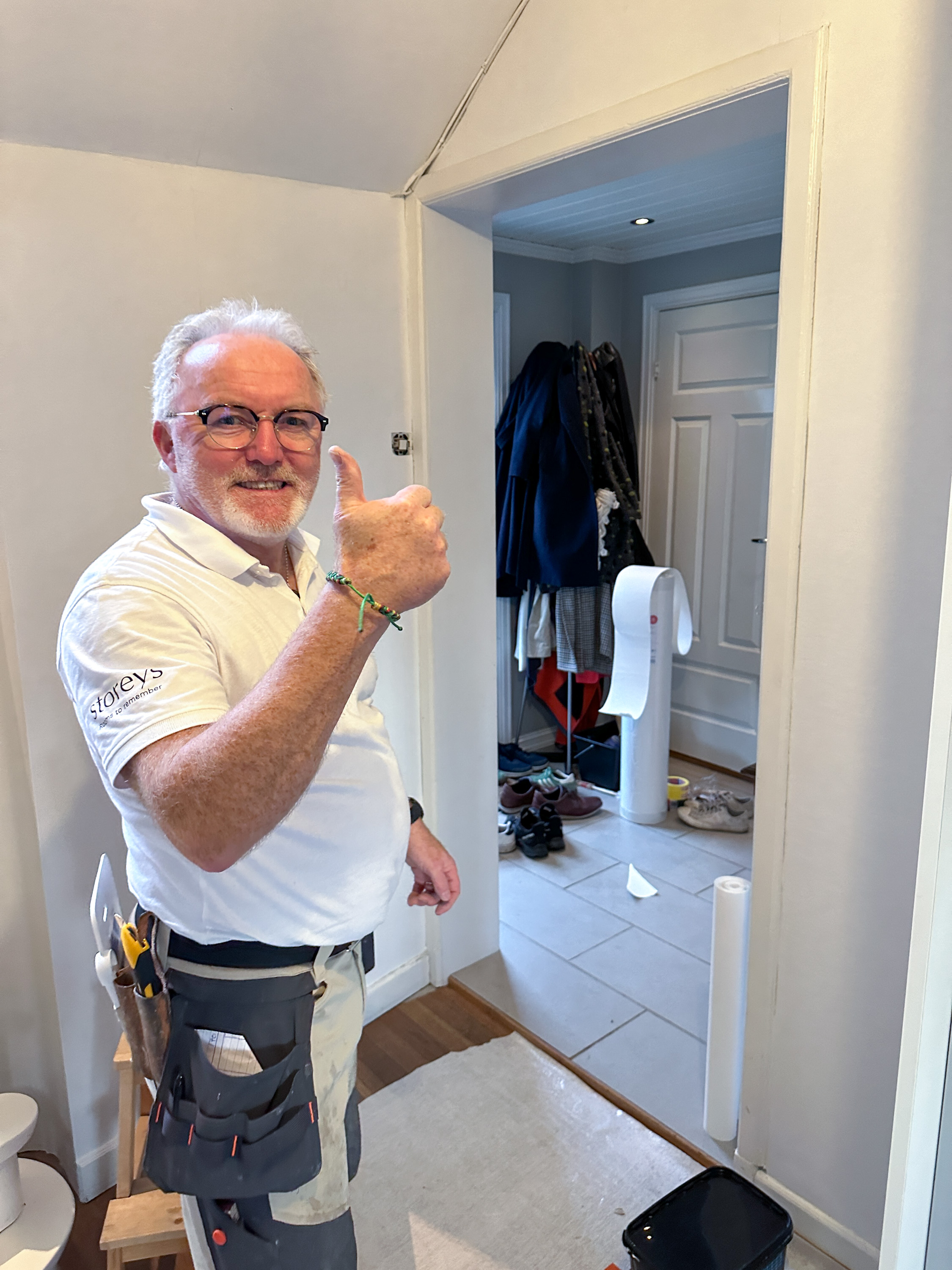 Mann smiler til kamera og gir tommel opp.