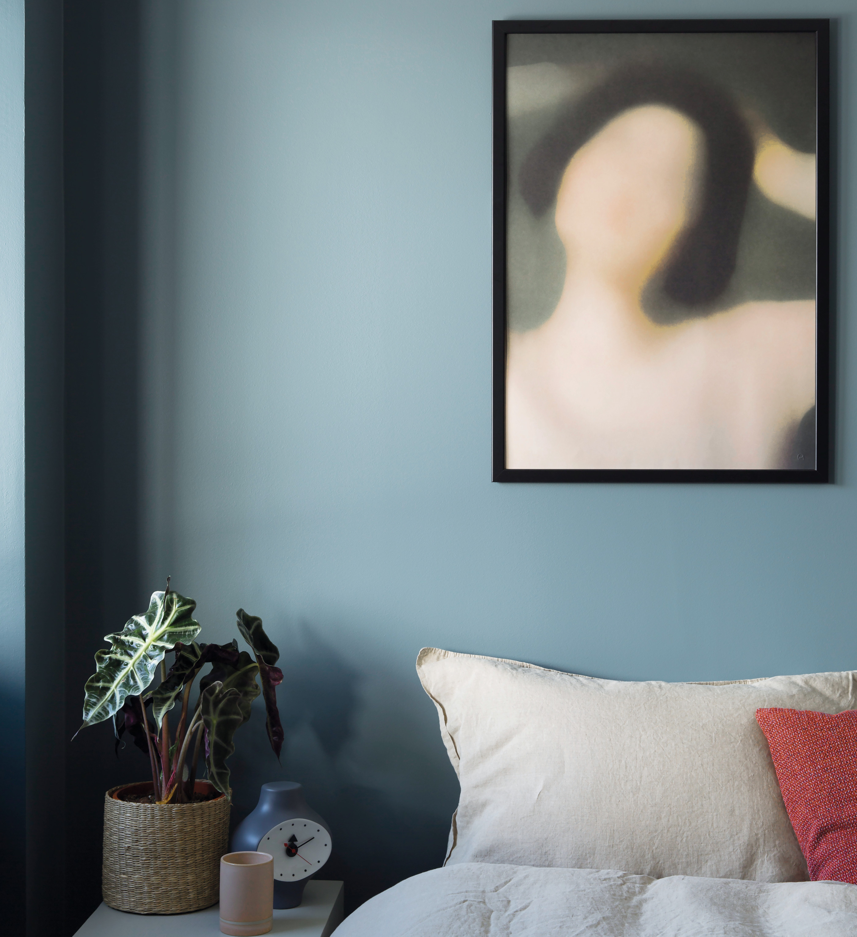 Blå vegger og mørke kontraster