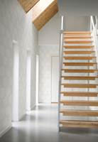 <b>NATUR:</b> Svale farger, blankt gulv og trapp i lyst tre skaper en moderne og ren atmosfære. Trappen er en varm kontrast og skaper liv og dybde i rommet. Tapetet er fra Borge/Engblad.