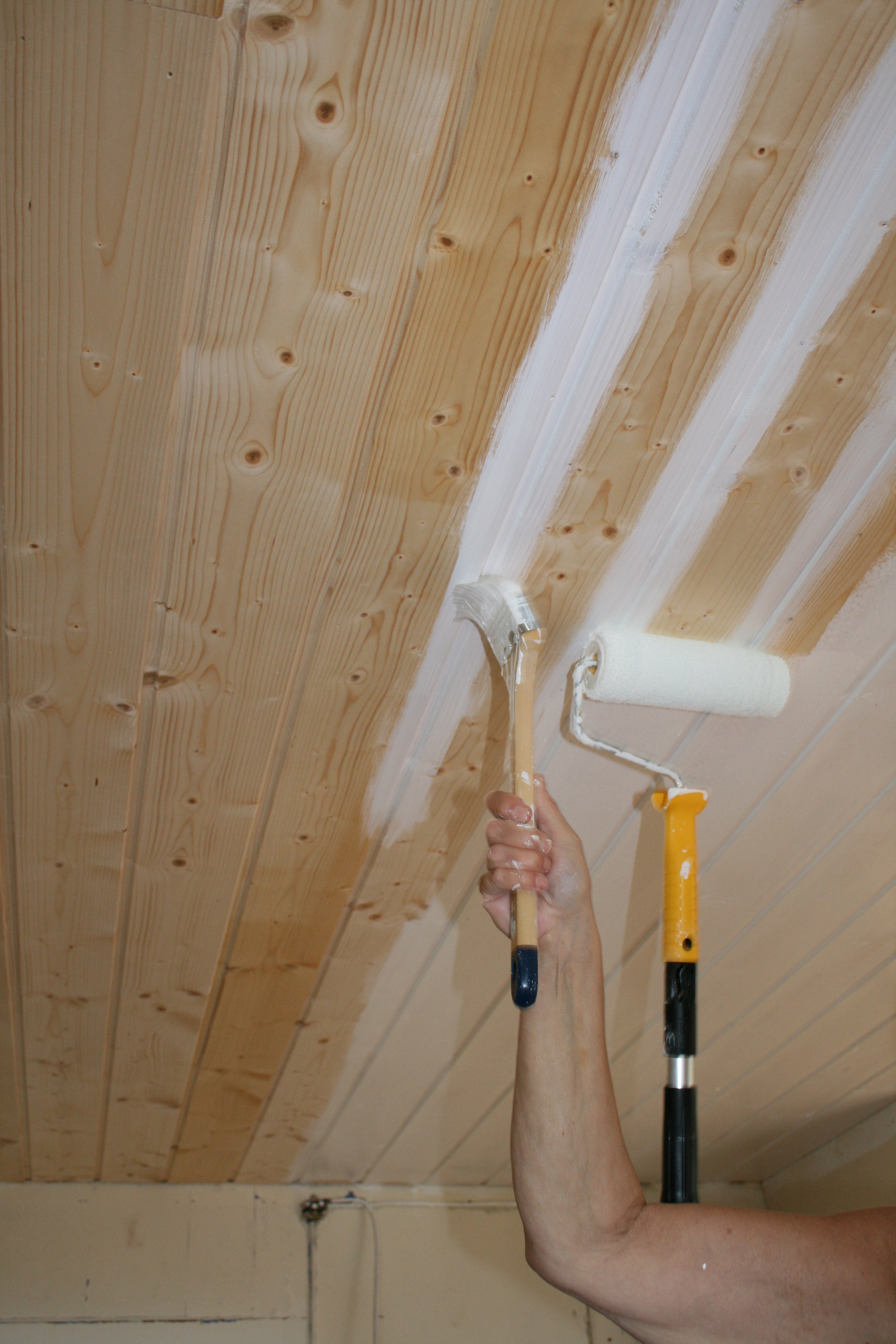 Bruk rull og fordriver for å påføre maling og grunning. 