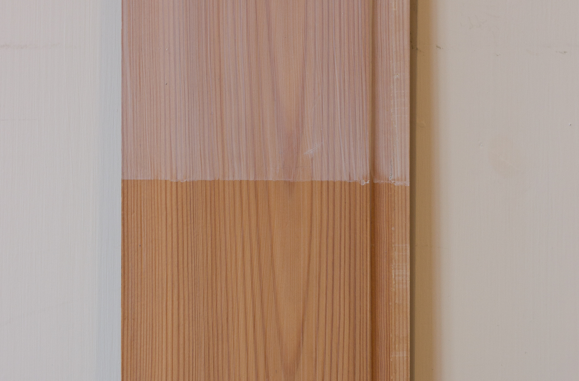 Lysne lakkerte furuskapdører