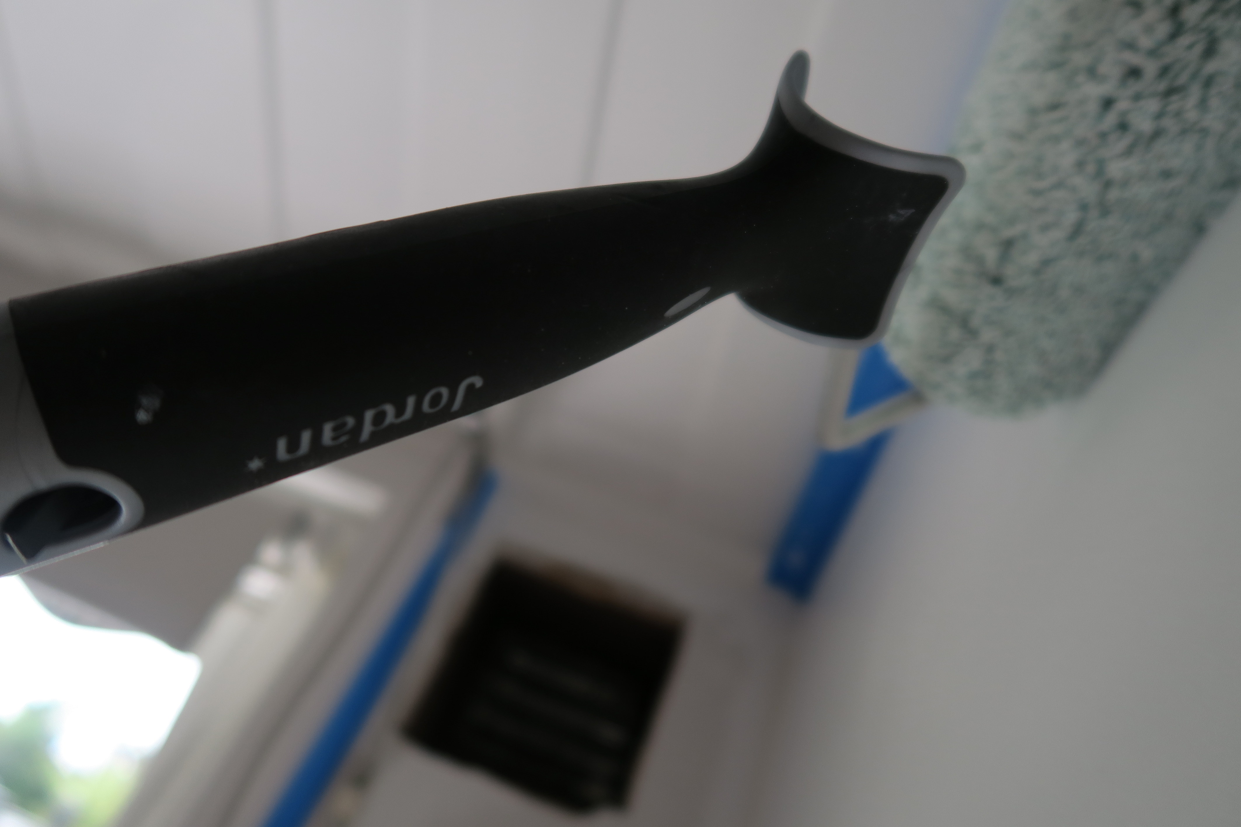 Ingen pauser før veggen er rullet ferdig. Du må lytte til rullen. Hører du klistrelyd er det for lite maling. Jevn og myk lyd er riktig. 