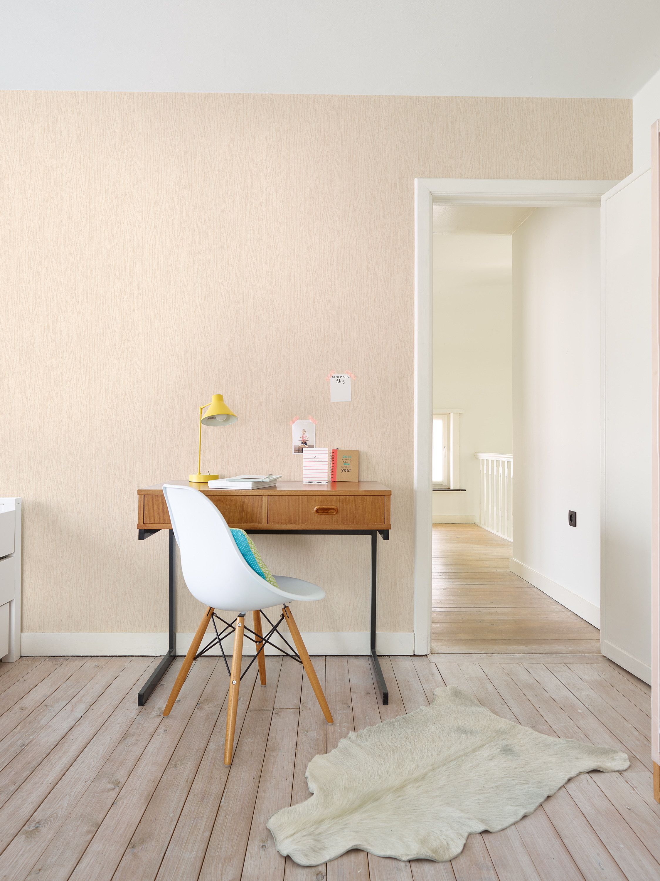 Det er mange fordeler med å jobbe hjemme. En av dem er at du kan dekorere kontoret som du vil. Et arbeidsrom skal skape arbeidslyst. Velg duse farger eller motiver som inspirerer. Tapet fra Storeys.