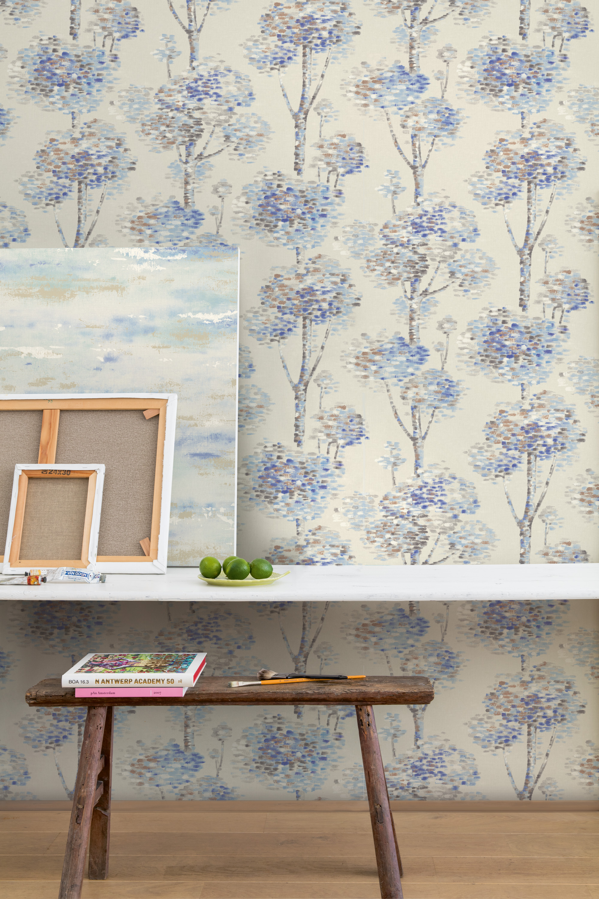 Med tapet får du både farge og atmosfære. Duse blå mønster på lys bakgrunn gir en avslappet og landlig stemning.