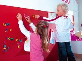 Glem alt om gamle korktavler og tegnestifter rett i veggen på barnerommet. La heller hele veggen være oppslagstavle – enten markert eller helt usynlig. 