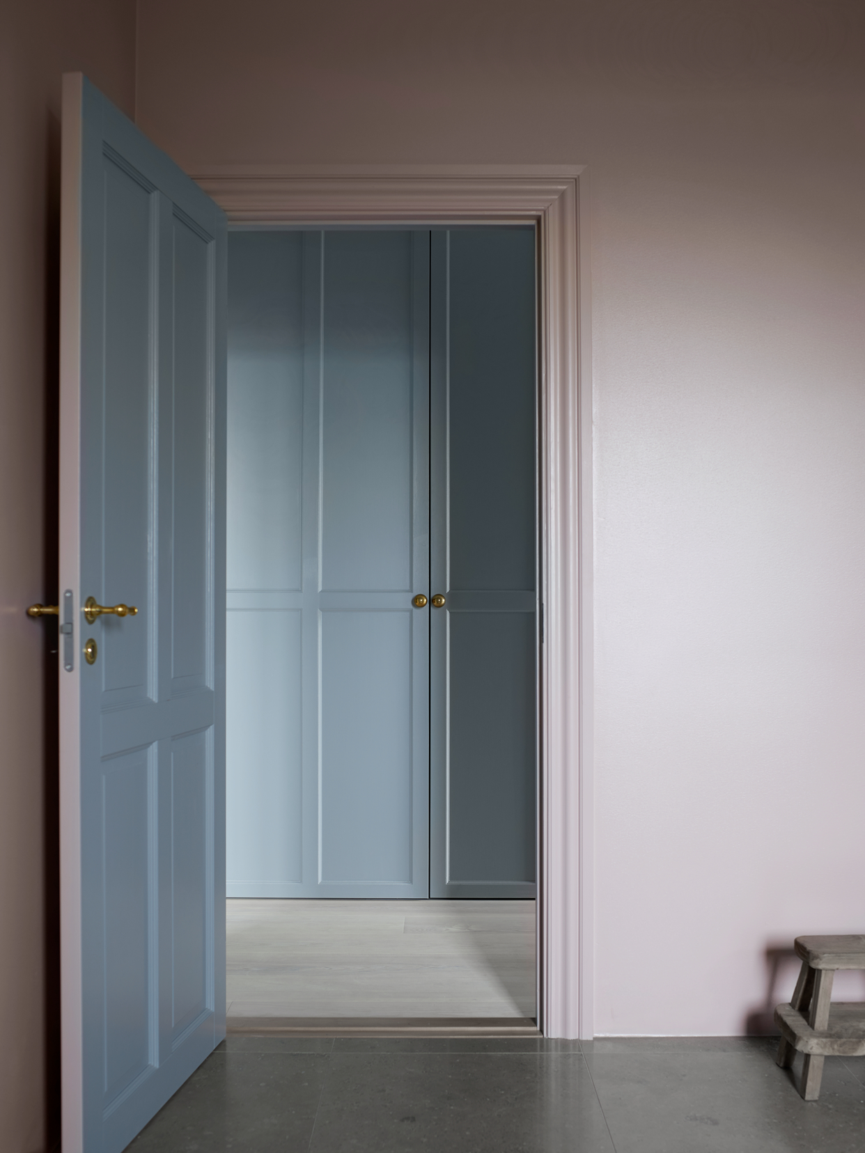 EGEN LISTMALING: Skal du male både vegg og lister, trenger du forskjellige malinger også om de har samme farge. (Foto: Flügger)