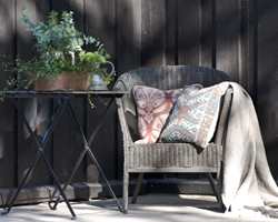 VELKOMMEN: Et gammelt bord malt i samme farge, planter og lunende tekstiler. Her er du velkommen!