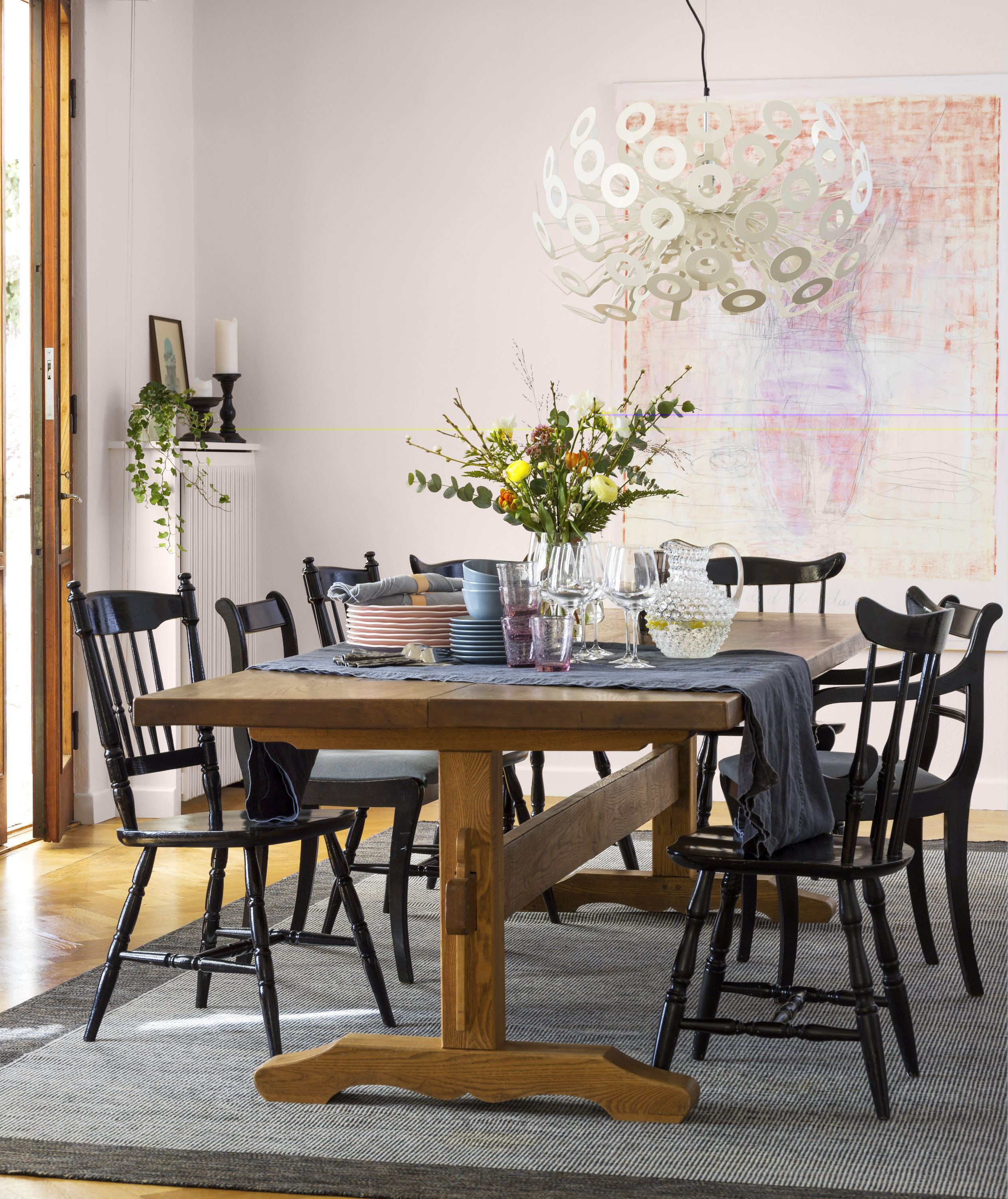 ROLIG: Har du ulike stoler som du kanskje har funnet på bestemors loft? Mal dem i samme farge, så får du et rolig men variert og spennende interiør. (Foto: Beckers)