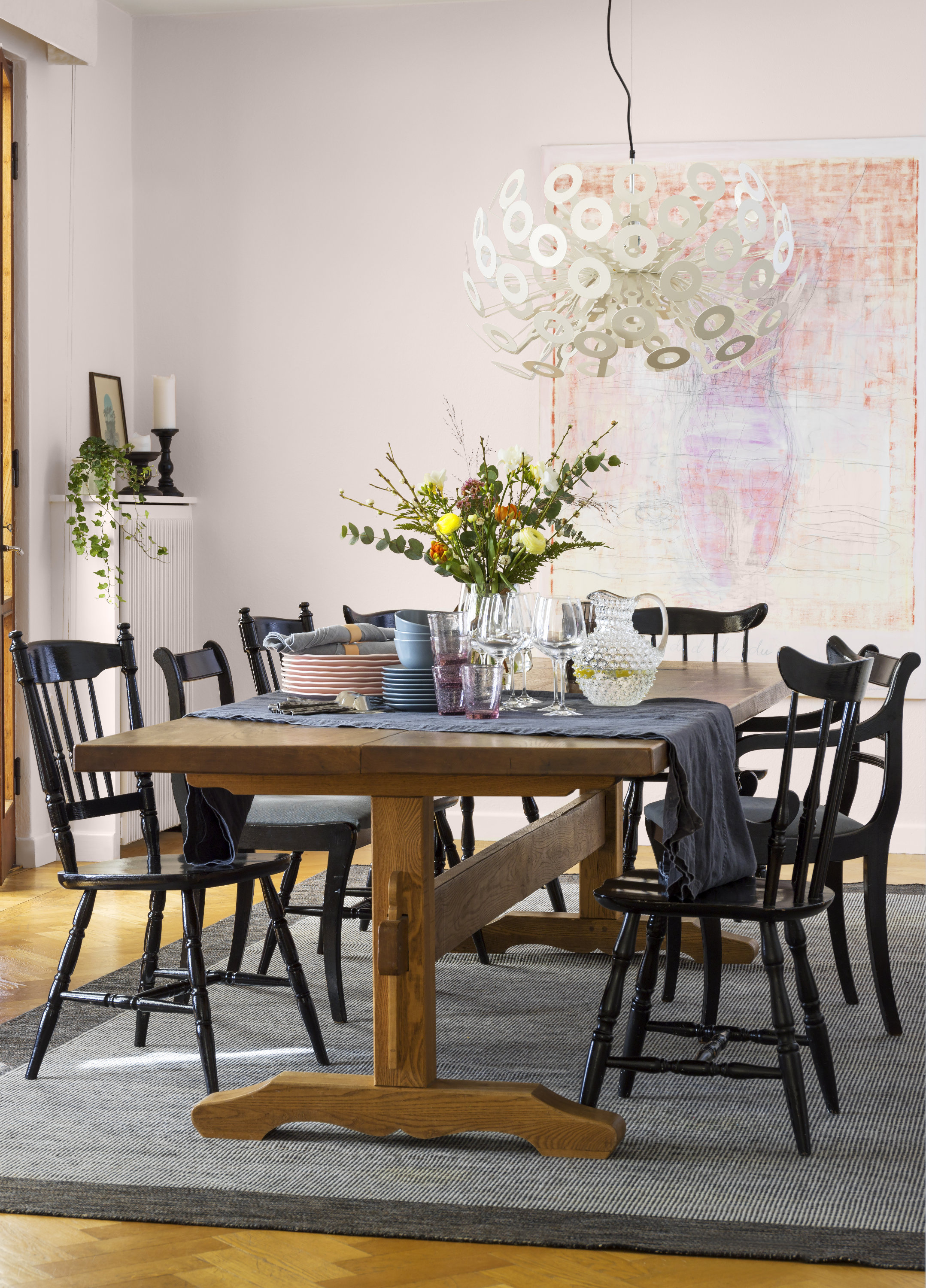 Stolene er malt i Beckers-fargen Daarjeling 520, mens veggene har fått den støvete rosafargen Flor 847.