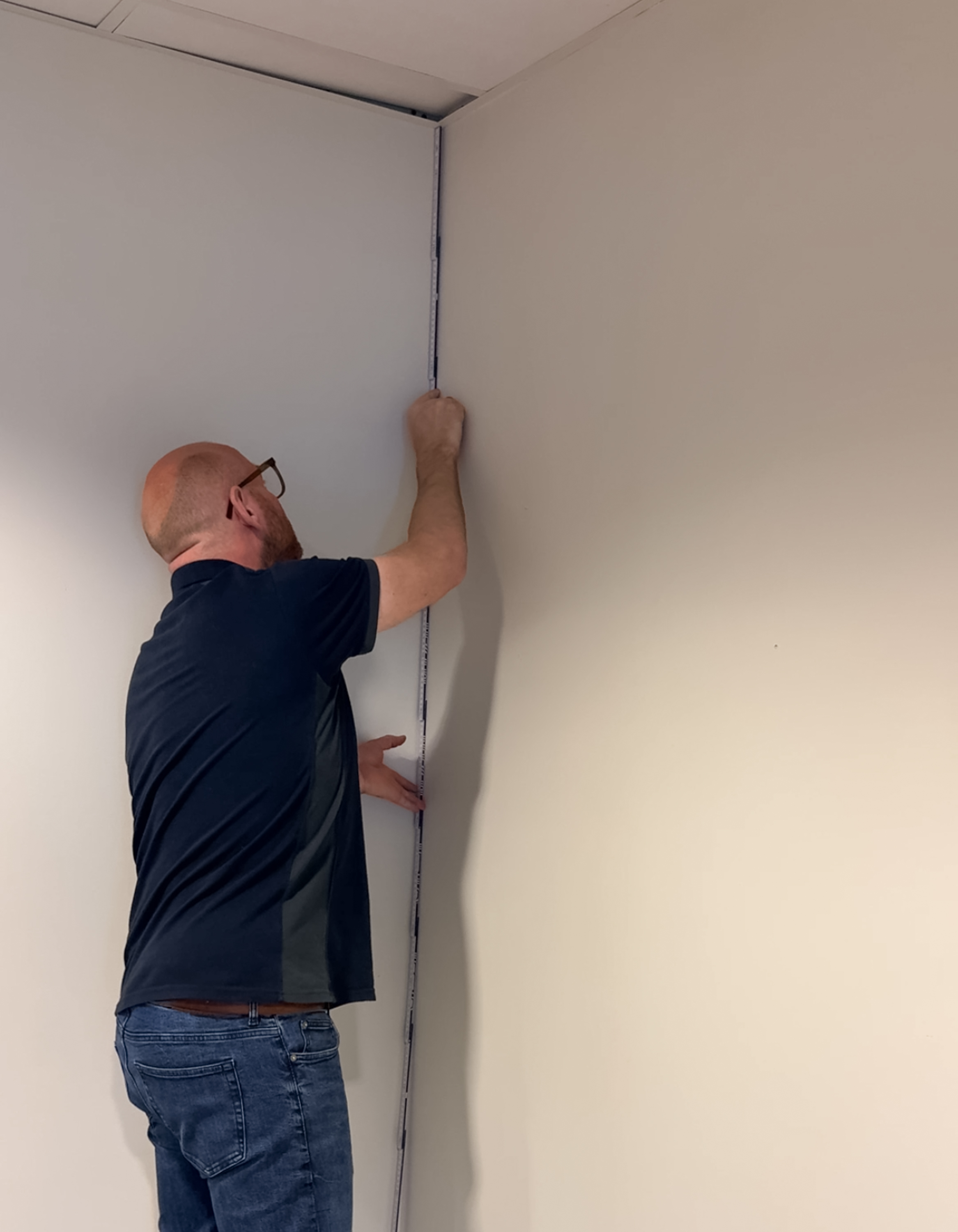 måle høyden på veggen før kapping