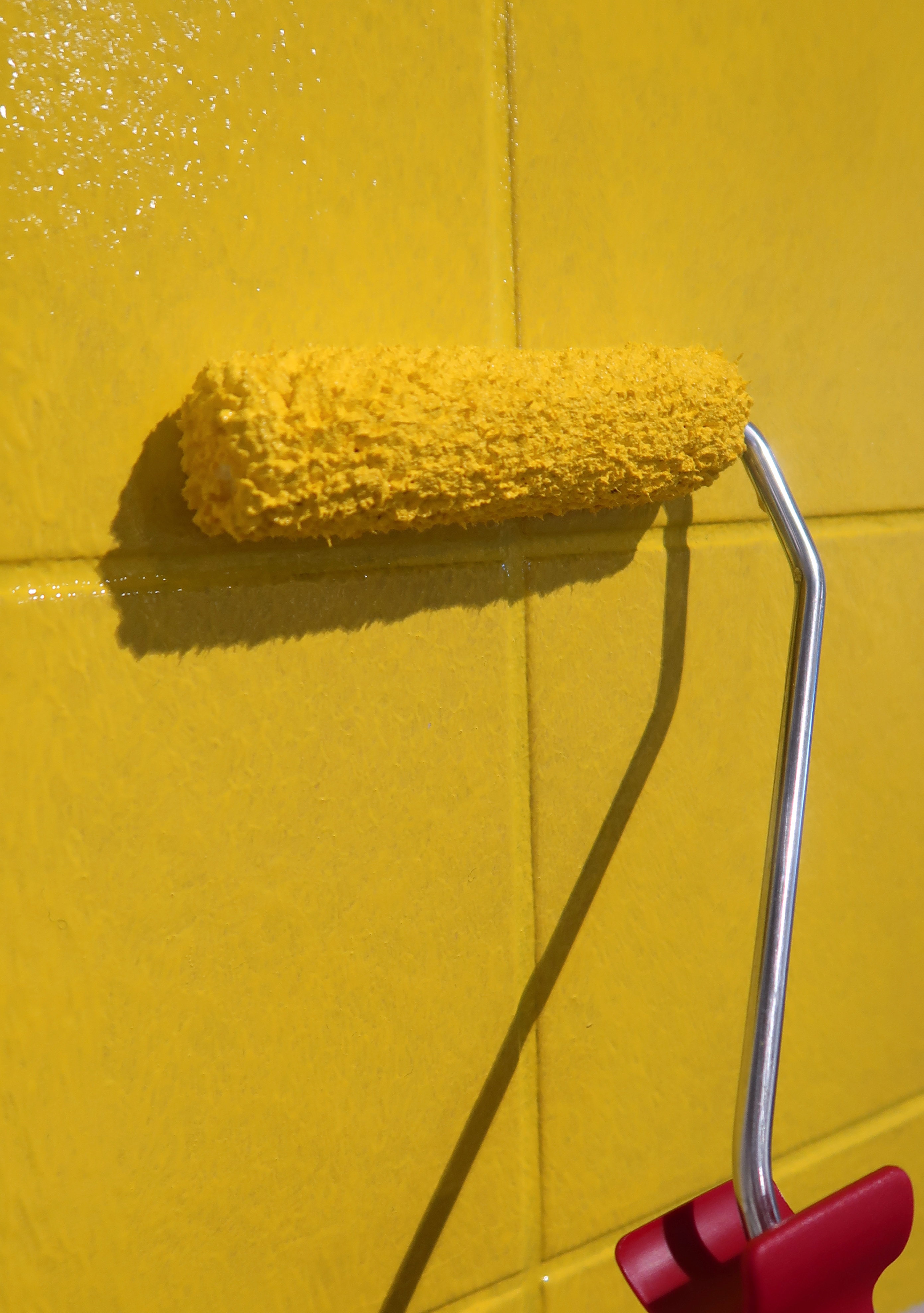 Malerrulle som maler baderomsfliser